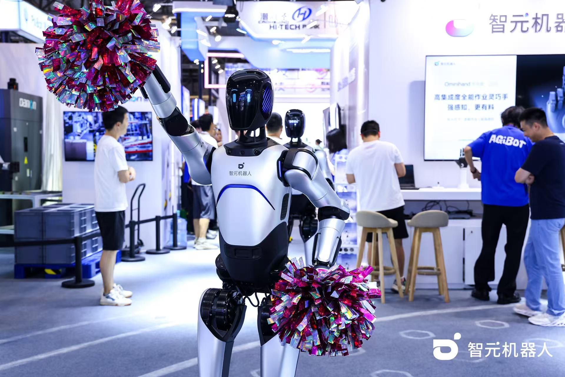 米蘭機器人 WAIC 首日展臺火爆，機器人家族集體打工忙不停